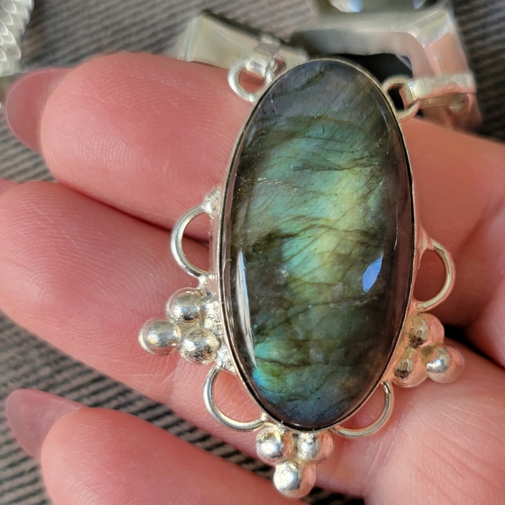 Elegant Silver Labradorite Necklace - Picture 8 of 8